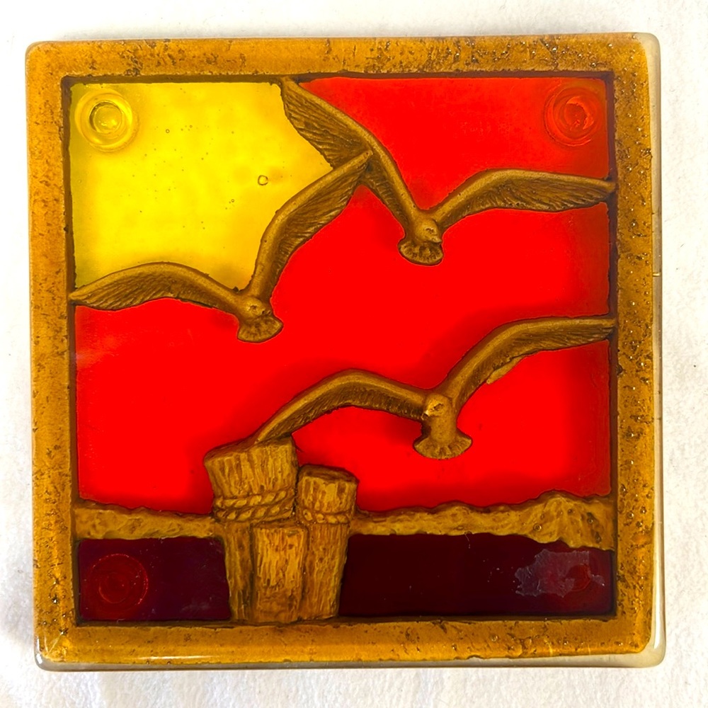 Retro   “Design Gifts International “ seagull flying design in resin trivet